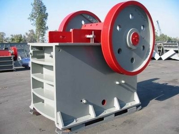 Máy nghiền kiểu hàm là loại máy nghiền đang sử dụng phổ thông hiện nay, trong đó máy nghiền kiểu hàm cỡ lớn và vừa là một trong những sản phẩm chính của chúng tôi, trình độ đứng đầu trong lĩnh vực này ở trong nước.
Nguyên lý làm việc
Loại máy này được sử dụng động cơ chuyển động dây trân và dòng dọc băng chuyền, thông qua trục lăn lệch tâm khiến cho tấm hàm động lên xuống, khi tấm hàm động tại vị trí dưới thì góc giữa hai tấm hàm cố định và di động sẽ đổi nhỏ, vật liệu bị nghiền đạt được mục đích nghiền. Khi tấm hàm động năng lên thì góc giữa hai tấm cố định và di động sẽ đổi lớn, tấm hàm động sẽ rời khỏi tấm cố định dưới tác dụng của cần đẩy và lò xo, lúc này vật liệu đã được nghiền từ cửa dưới của khoang nghiền thải ra.